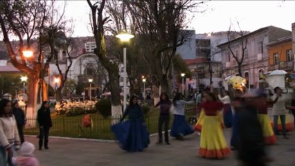 Temps flou - Bolivie La Paz Plaza Sucre Danse de fin de jour - Extrait
