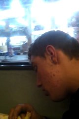 Слишком пьян, чтобы съесть гамбургер / Too drunk to eat his hamburger