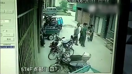 Китай: Поймали ребенка выпавшего с четвертого этажа!