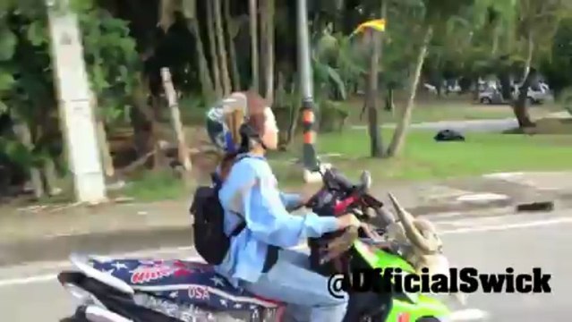 Попугай летит за девушкой на скутере / Bird follows a woman on a scooter