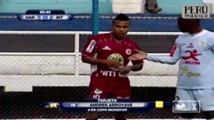 Trener musi zejsć z boiska za atak na piłkarza