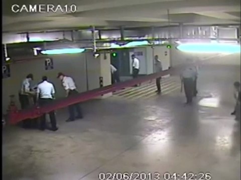 Turquie : Policiers matraquent dans un parking