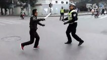 Chine :  Il essaye de poignarder un policier