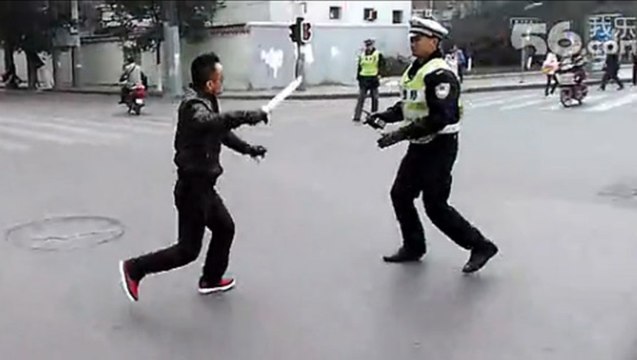 Chine : Il essaye de poignarder un policier