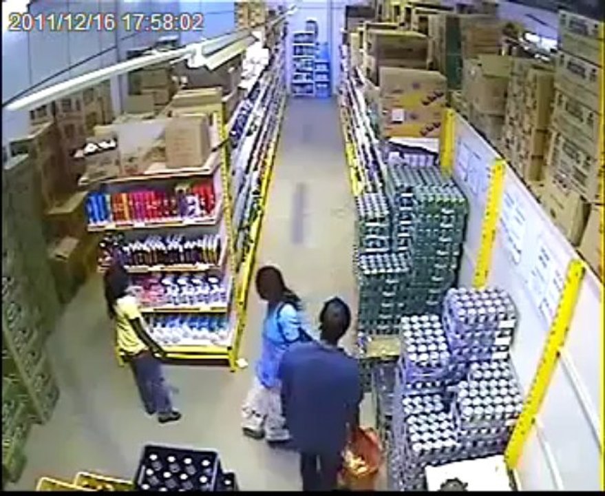 Como una familia al completo roba en una tienda