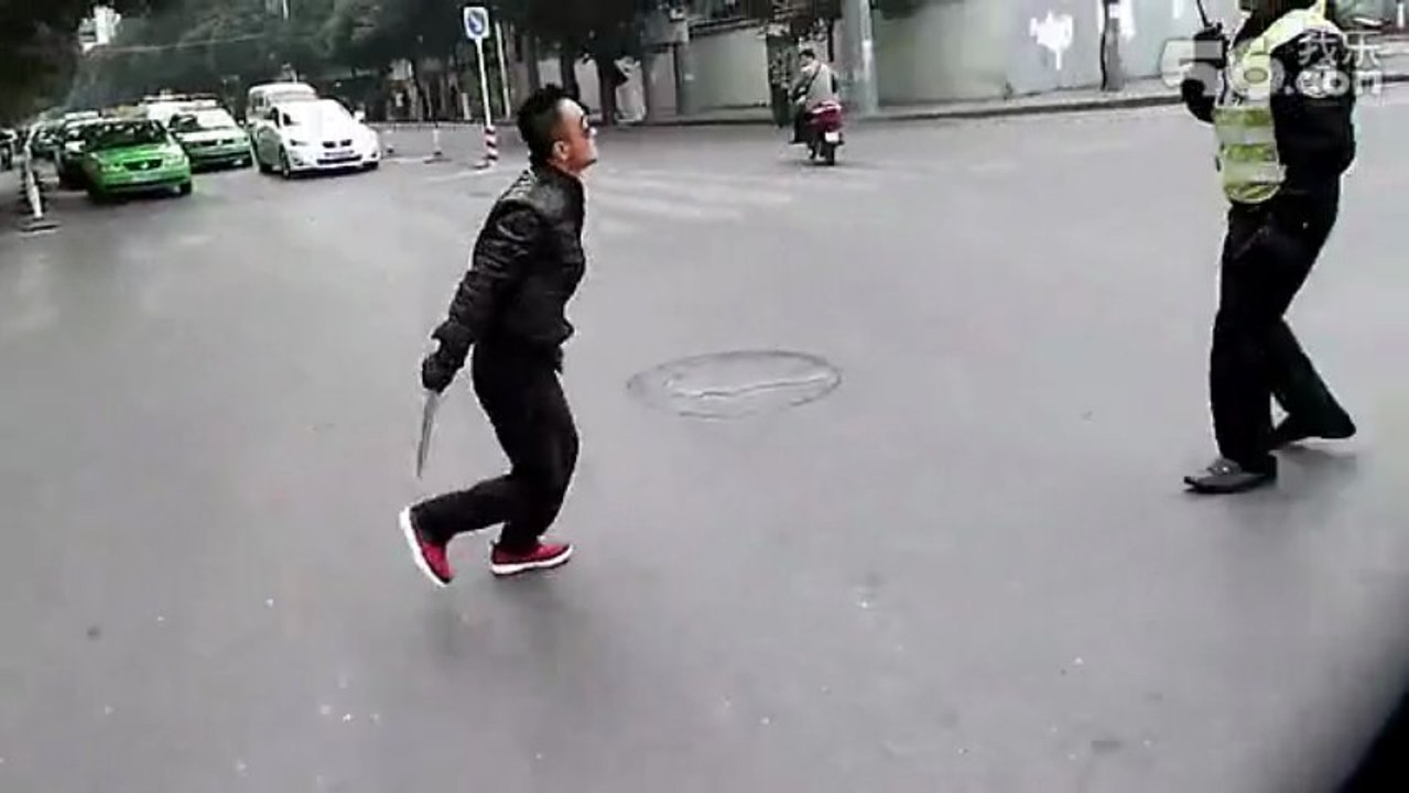 A biker attacks a policeman with a knife! Violent!
