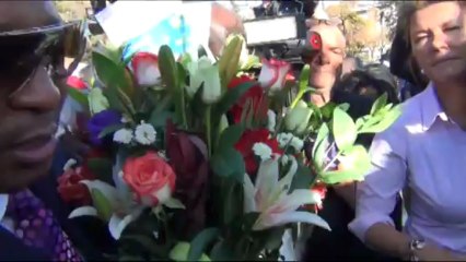 Devant l'hôpital de Pretoria, les Sud-Africains se rassemblent pour Mandela