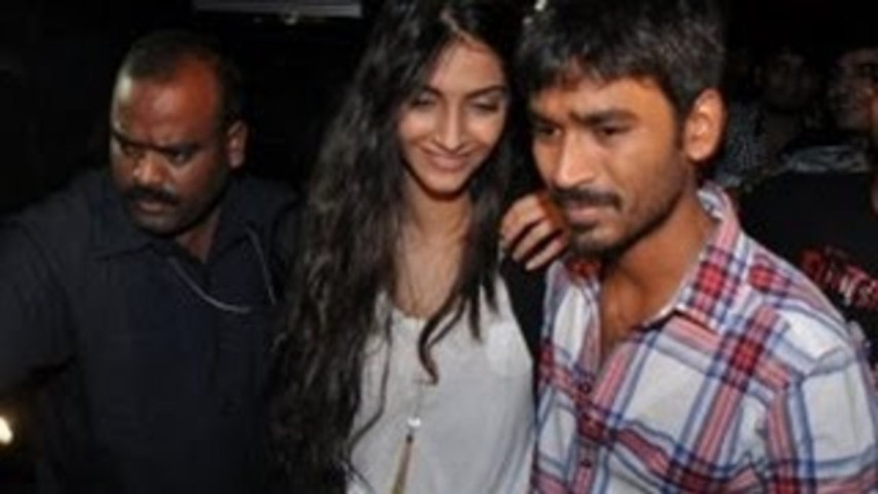 Dhanush & Sonam Kapoor Promotes Raanjhanaa @ Chandan Cinema