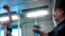 百度胖老师吧胖老师在无聊地看着报纸