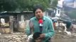 Un periodista indio retransmite las inundaciones a hombros de una de las víctimas