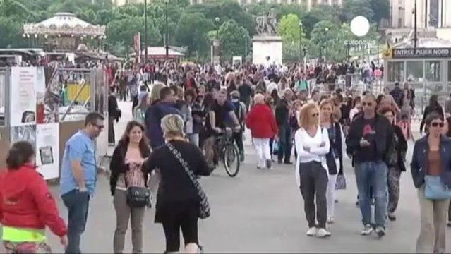 Francia: sciopero alla torre Eiffel, turisti delusi