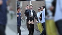 Miley Cyrus dévoile ses jambes en chantant We Can't Stop