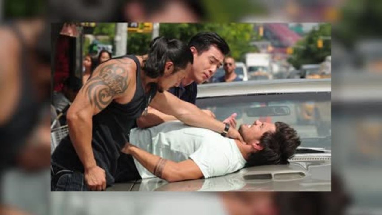 Taylor Lautner im Würgegriff