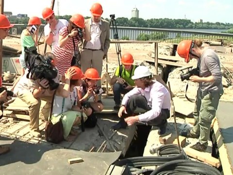 Что происходит внутри Восточного моста