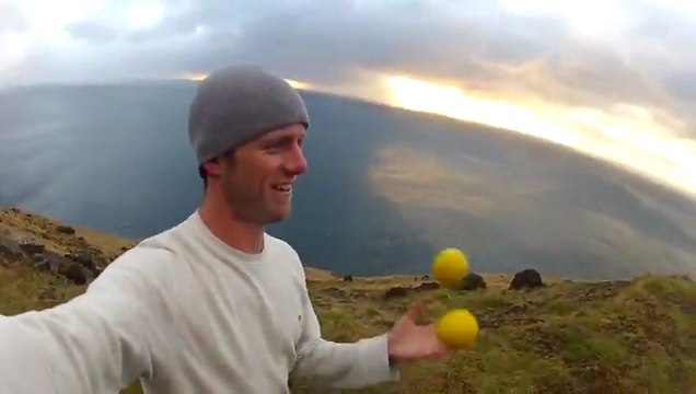 Il jongle et visite l’Islande en même temps.. Super beau!