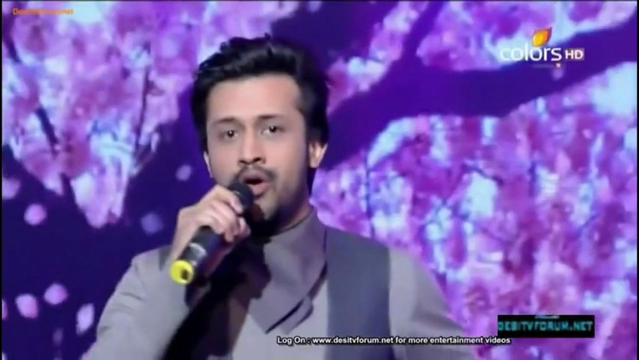 Atif Aslam  singing Meri duniya me tum aayi