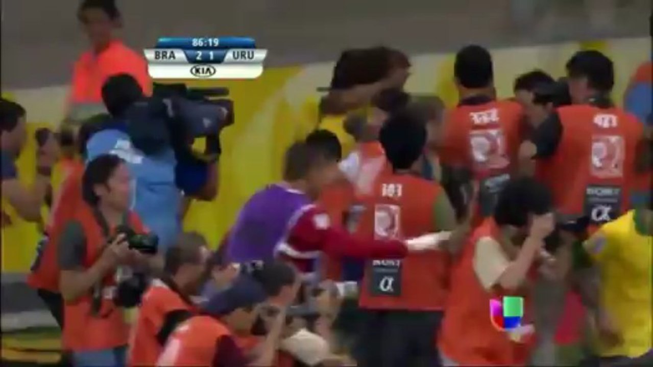 Football : Neymar embrasse Alvaro Gonzalez puis fait une passe décisive à Paulinho