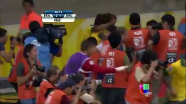 Football : Neymar embrasse Alvaro Gonzalez puis fait une passe décisive à Paulinho