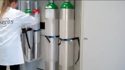 Gas cylinder cabinet - Lateral cylinder retainer