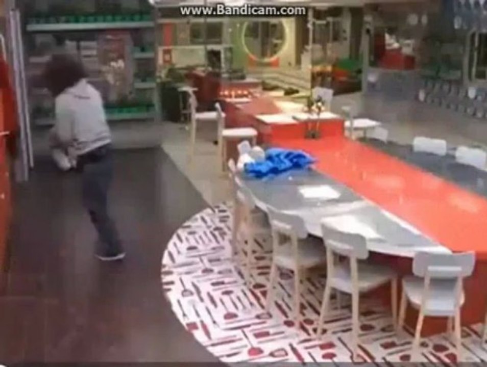 Kris se atraganta con una cucharada de cola-cao