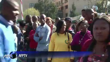 Mandela: la foule se masse devant l'hopital
