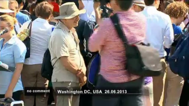 La joie des couples homosexuels devant la... - no comment