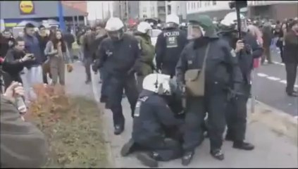 Alman Polisi Pkklılara Karşı Şiddeti Bu İken Taksimdeki Bizim Polisimize Laf Edemezler