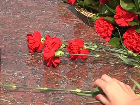 Выпускники у стелы Город воинской славы