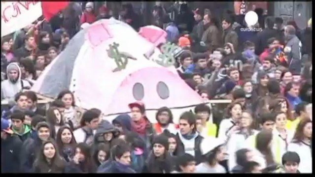 Polizia cilena sgombera scuole occupate. Domenica voto...