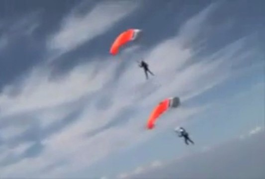 Il perd sa chaussure pendant son saut en parachute