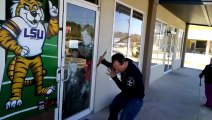 Ce gars essaie de casser une vitre avec un nunchaku!