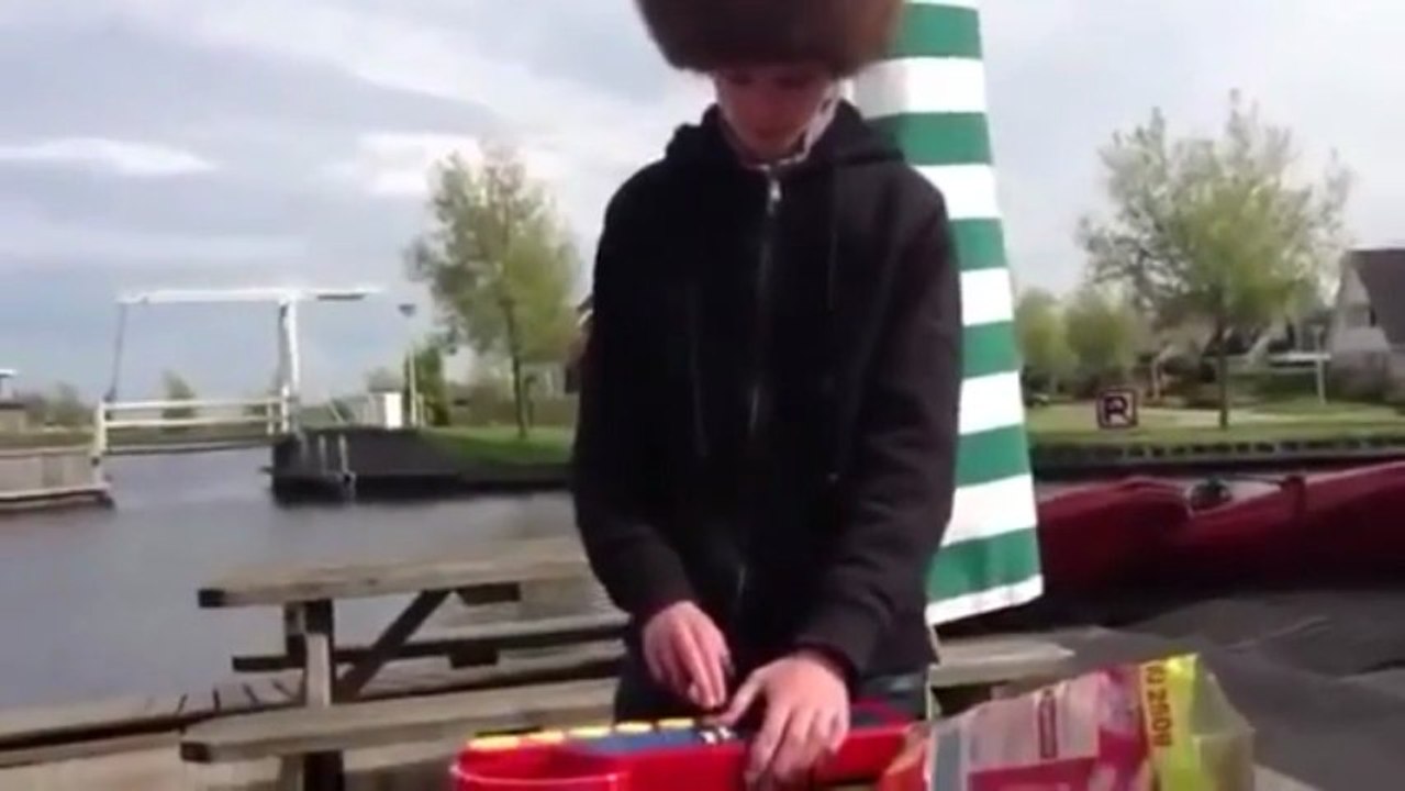 Jouer du Dubstep avec un jouet pour enfant