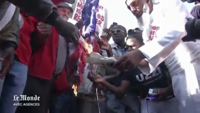 Afrique du Sud : des manifestants brûlent le drapeau américain avant la venue d'Obama