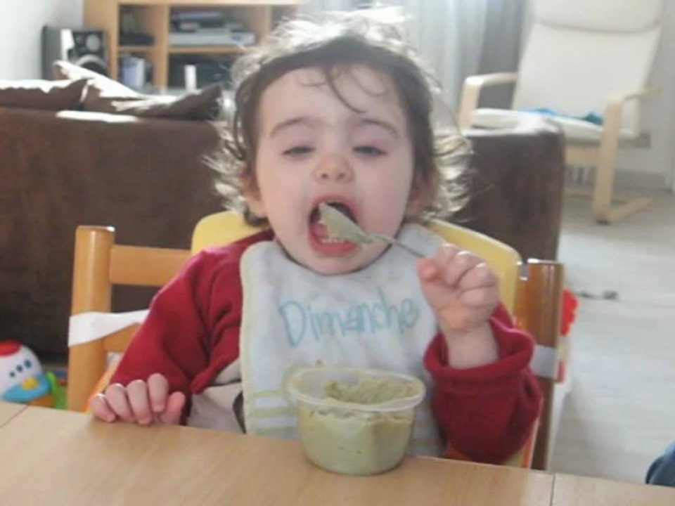 Léa mange toute seule 22.06.13 002