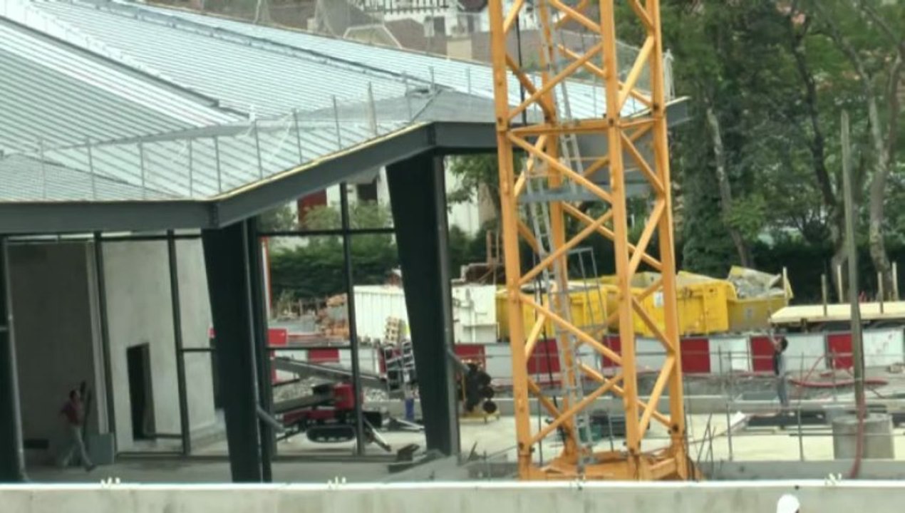 LES  W-D.D. MICHOU NEWS - 28 JUIN 2013 - SUR LE CHANTIER DU STADE NAUTIQUE DEBUT DE LA POSE DES VITRAGES ET....