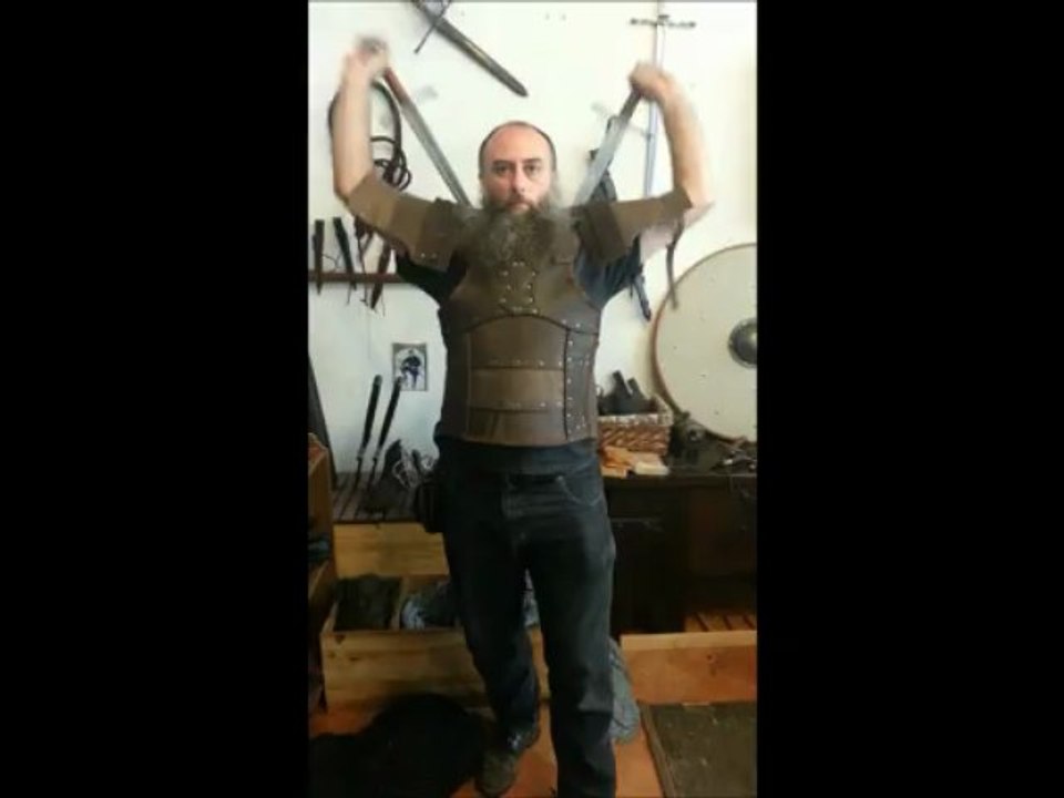 Armure de cuir et fourreaux dorsaux