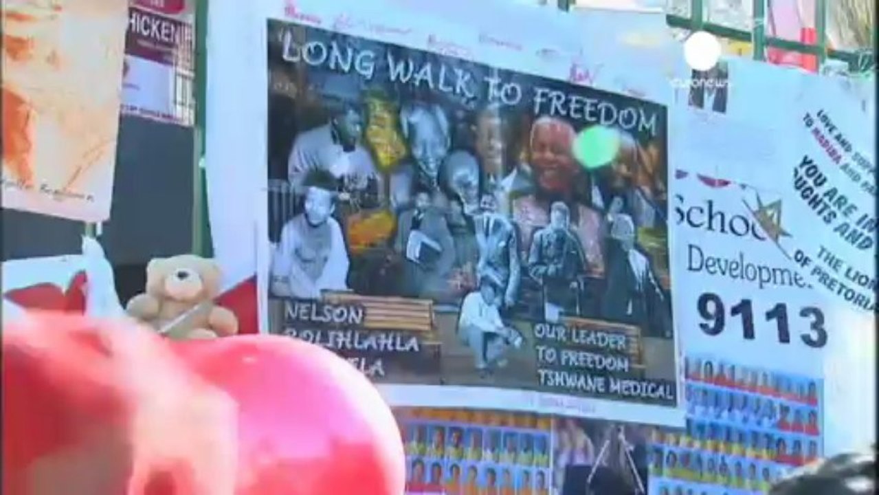 Nelson Mandela velado por sus seguidores en Pretoria