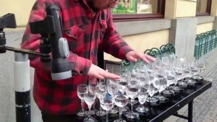Street artist playing Hallelujah with crystal glasses