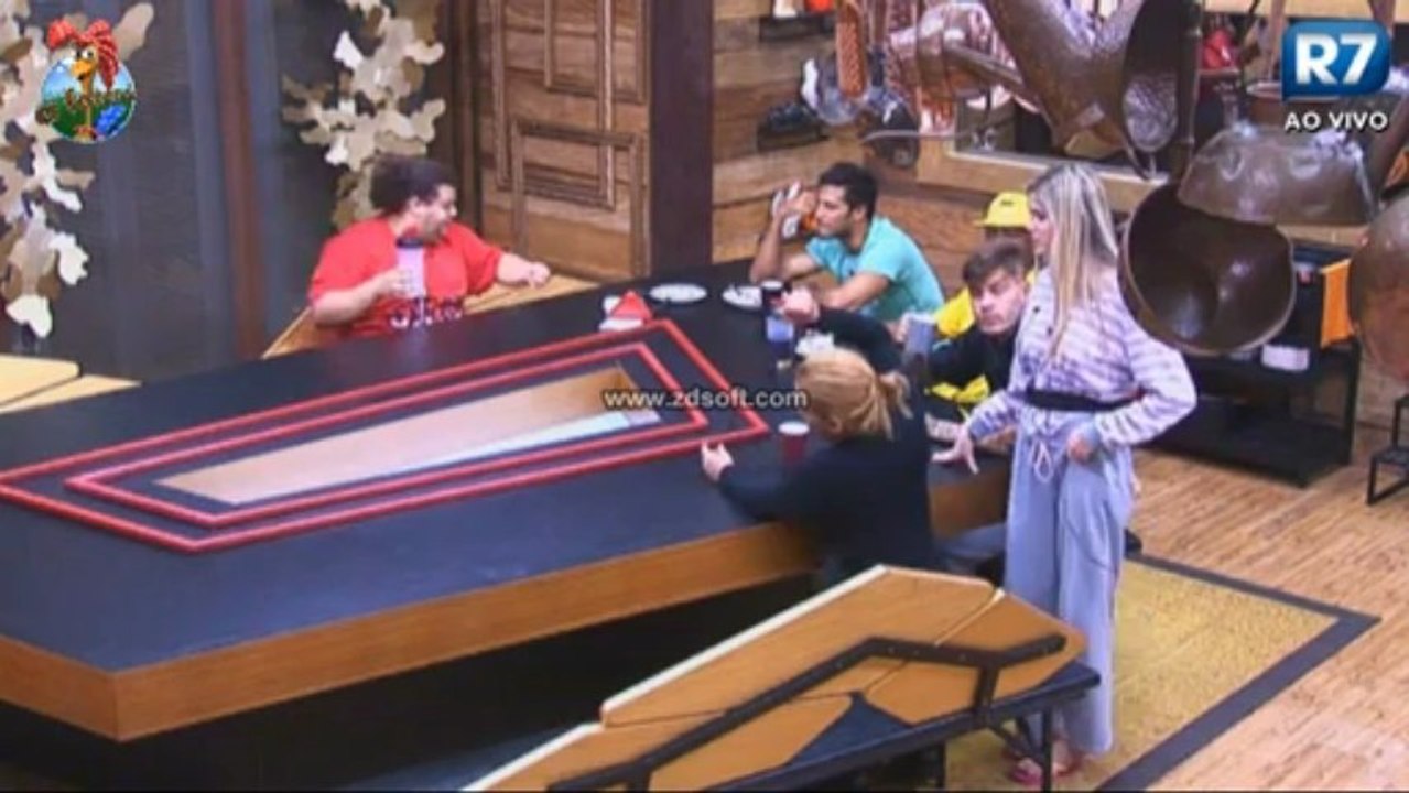 [05] Bárbara conversando com Rita e Mateus olhando. [25-06]