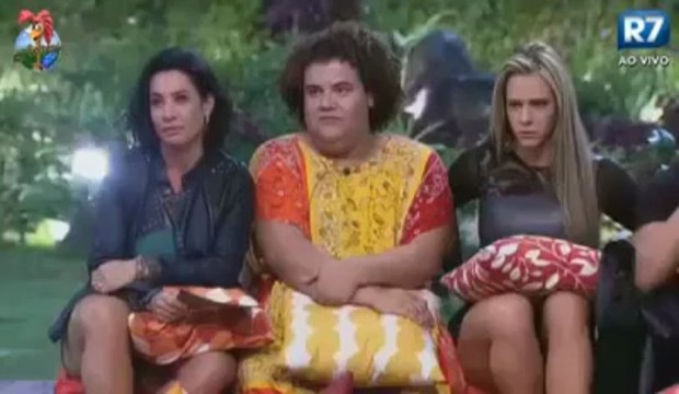 [06] Bárbara respondendo como se define e quais caracteristicas vão a ajudar a ganhar o prêmio. [25-06]