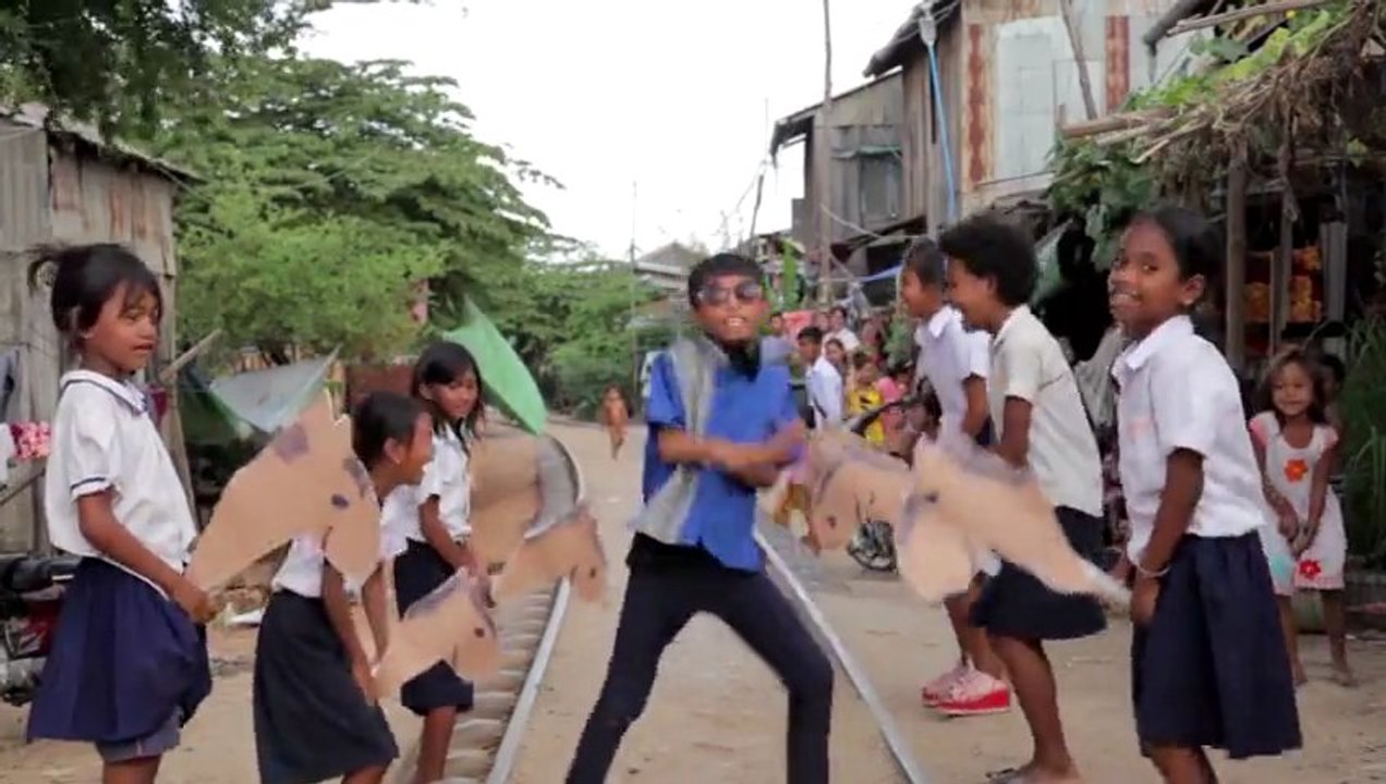 Parodie de Gangnam style par les enfants d'un bidonville Cambodgien.