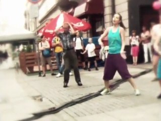 Un type s'incruste pendant un flash mob