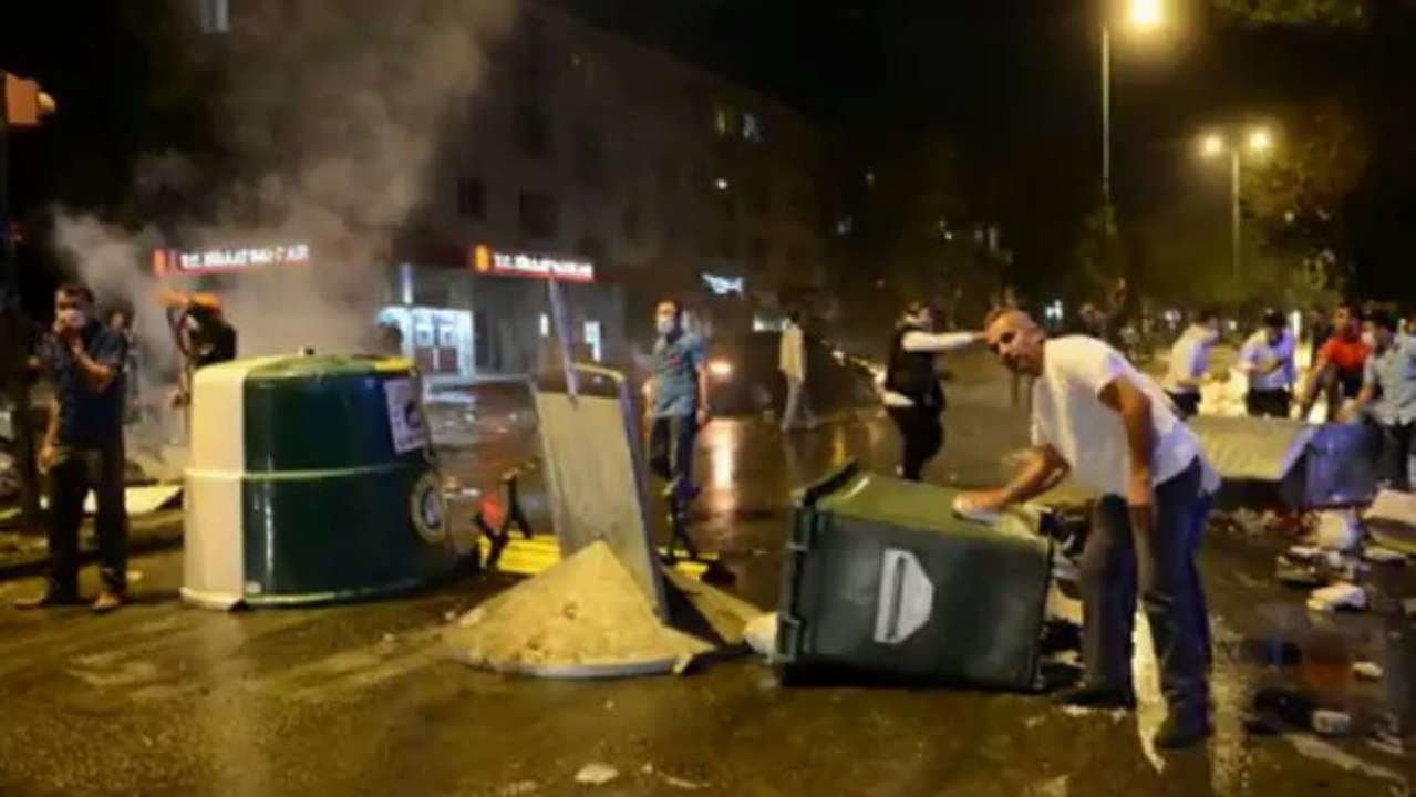 Sosyalist Taksim Yakıp Yıktılar Provocateurs Throwing Stones To Police, Vandalizing Streets