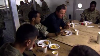 En visite en Afghanistan, David Cameron prône le...