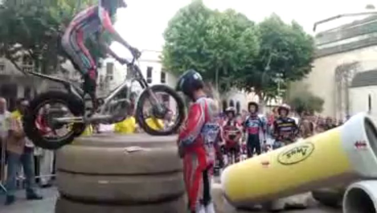 Trial urbain : des motards acrobates en centre-ville