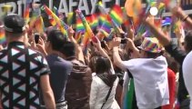Gay Pride à Paris: les homosexuels français fêtent...