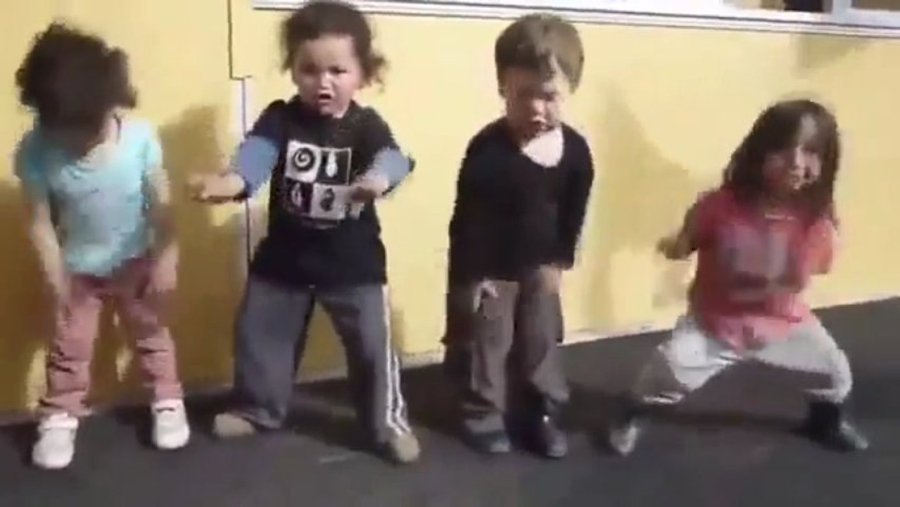 Des enfants font le Haka