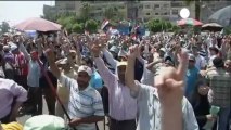 Supporter di Morsi manifestano nei pressi del palazzo...