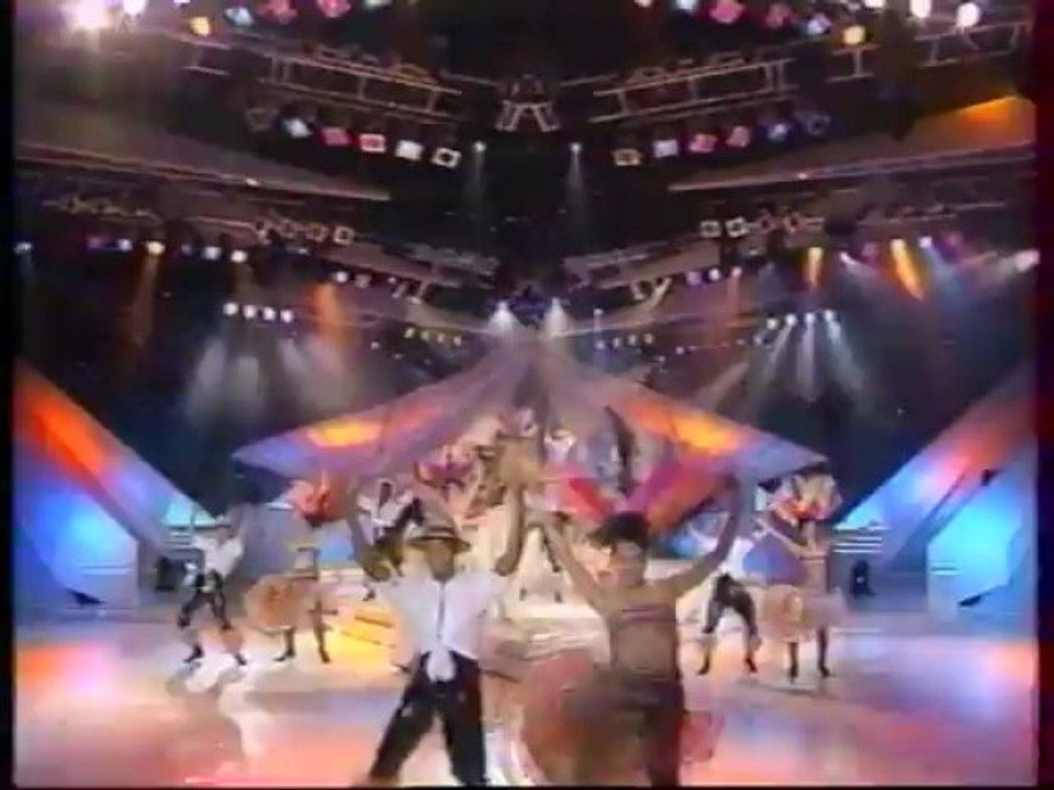 RIKA ZARAÏ SANS CHEMISE SANS PANTALON