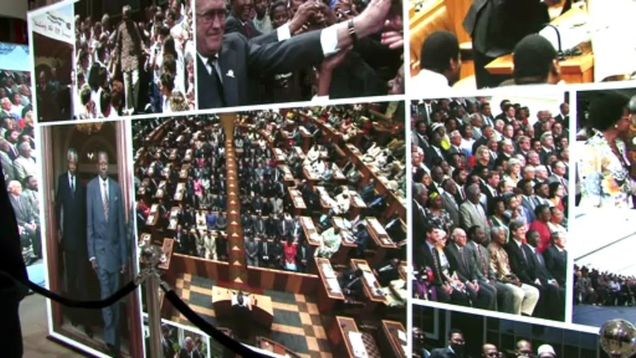 Desmond Tutu homenageia Mandela